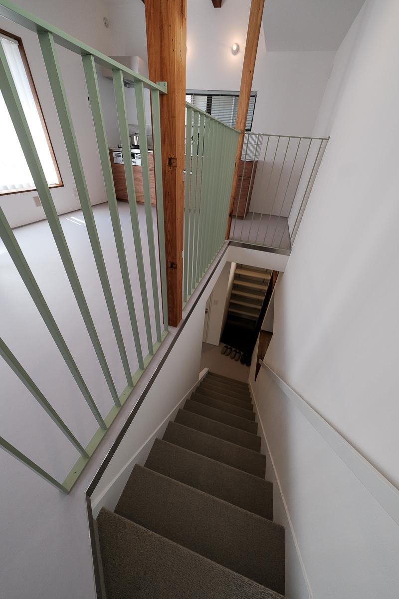 中野区南台の売買物件/階段はカーペット張り