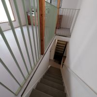 中野区南台の売買物件/階段はカーペット張り