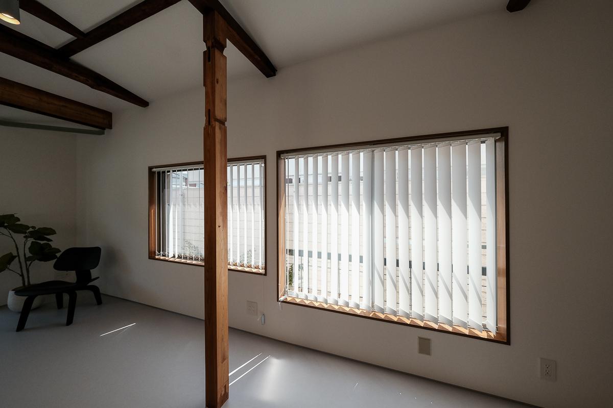 中野区南台の売買物件/南側の窓のすぐ先には隣接するアパートの廊下があるため、バーチカルブラインドを少し開けておく位が良さそう