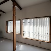 中野区南台の売買物件/南側の窓のすぐ先には隣接するアパートの廊下があるため、バーチカルブラインドを少し開けておく位が良さそう