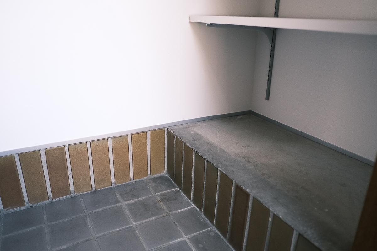 中野区南台の売買物件/玄関の隅はよく見るとタイル張り。細かいところまでこだわられています