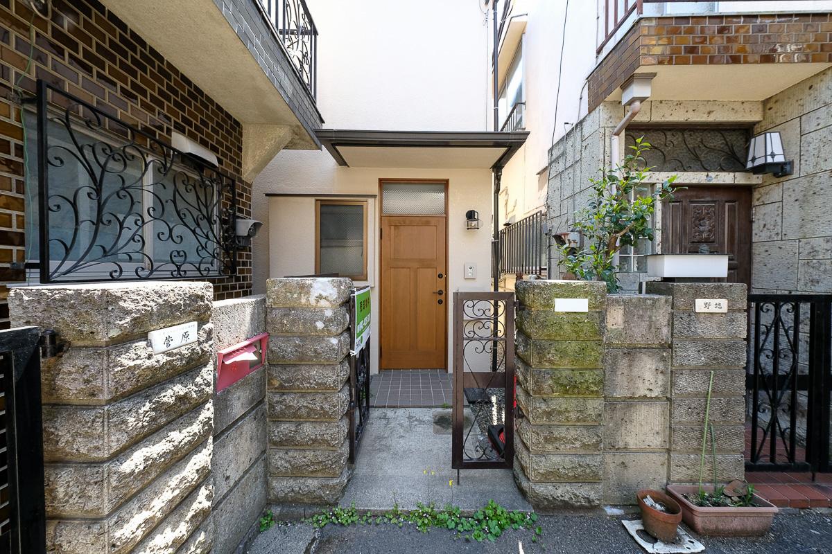 中野区南台の売買物件/玄関ドアはヘムロックという木材のものへ交換済み