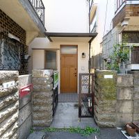 中野区南台の売買物件/玄関ドアはヘムロックという木材のものへ交換済み