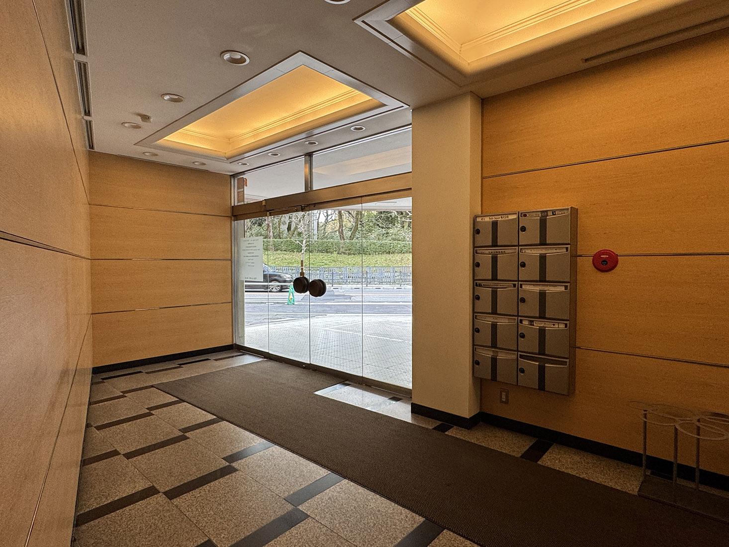 港区元赤坂の賃貸物件/エントランスも清潔感あり