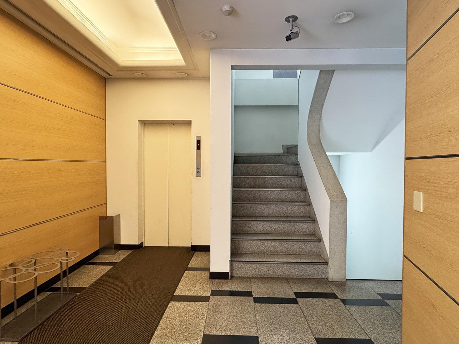 港区元赤坂の賃貸物件/古ビルの階段は画になる