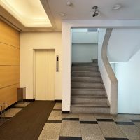 港区元赤坂の賃貸物件/古ビルの階段は画になる