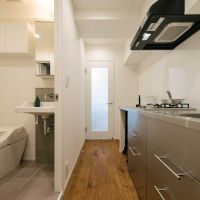 品川区西五反田の賃貸物件/メインスペースと、水回りのスペースはドアで隔てられています