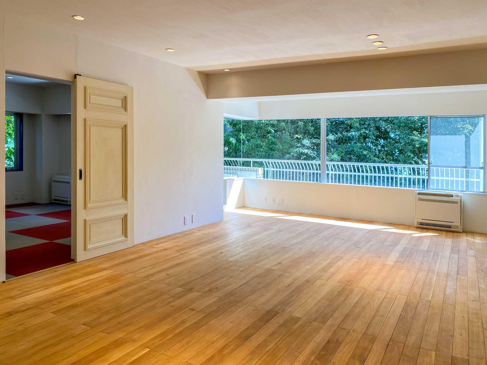 新宿区中落合の賃貸物件/色味のいい無垢フローリングと、珪藻土の左官壁につつまれたリビング