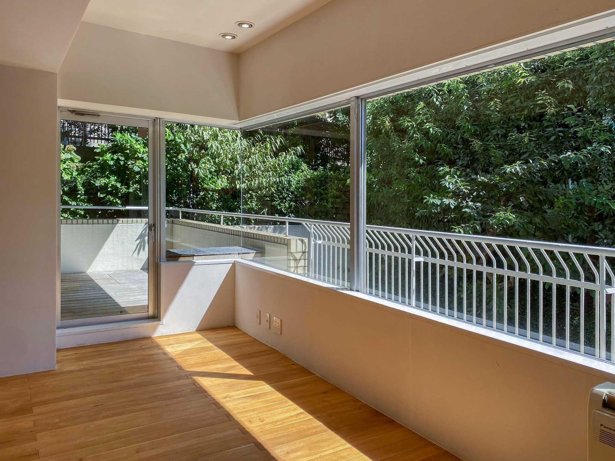 新宿区中落合の賃貸物件/緑のパノラマが広がる、南側の水平窓