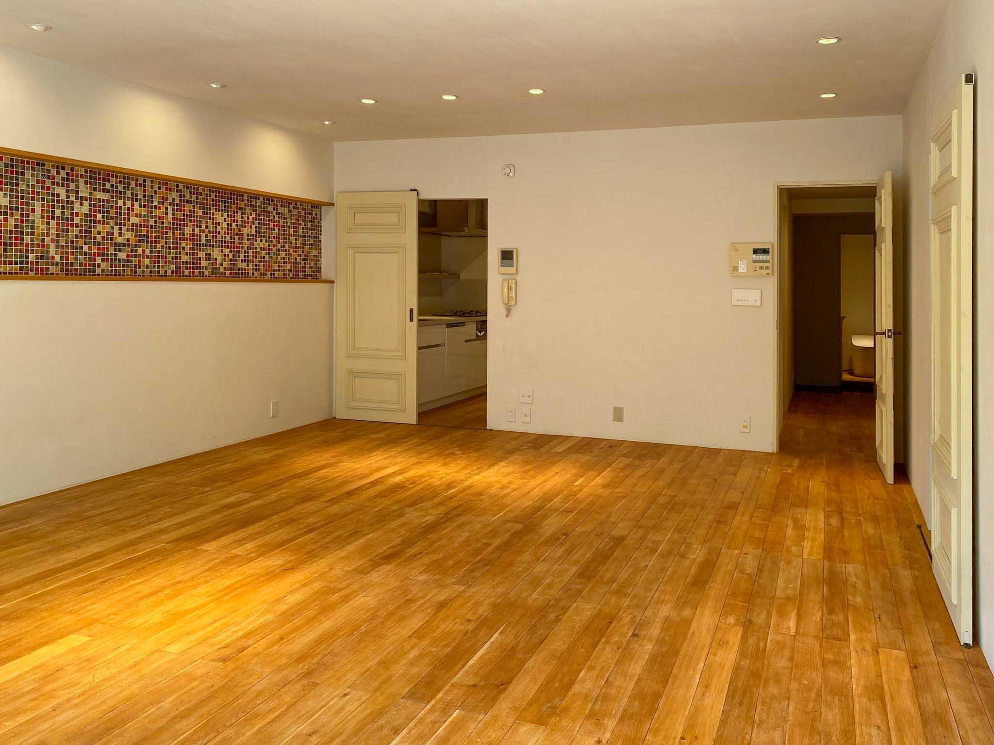 新宿区中落合の賃貸物件/リビングのニッチ部分は、名古屋モザイクのタイル張り