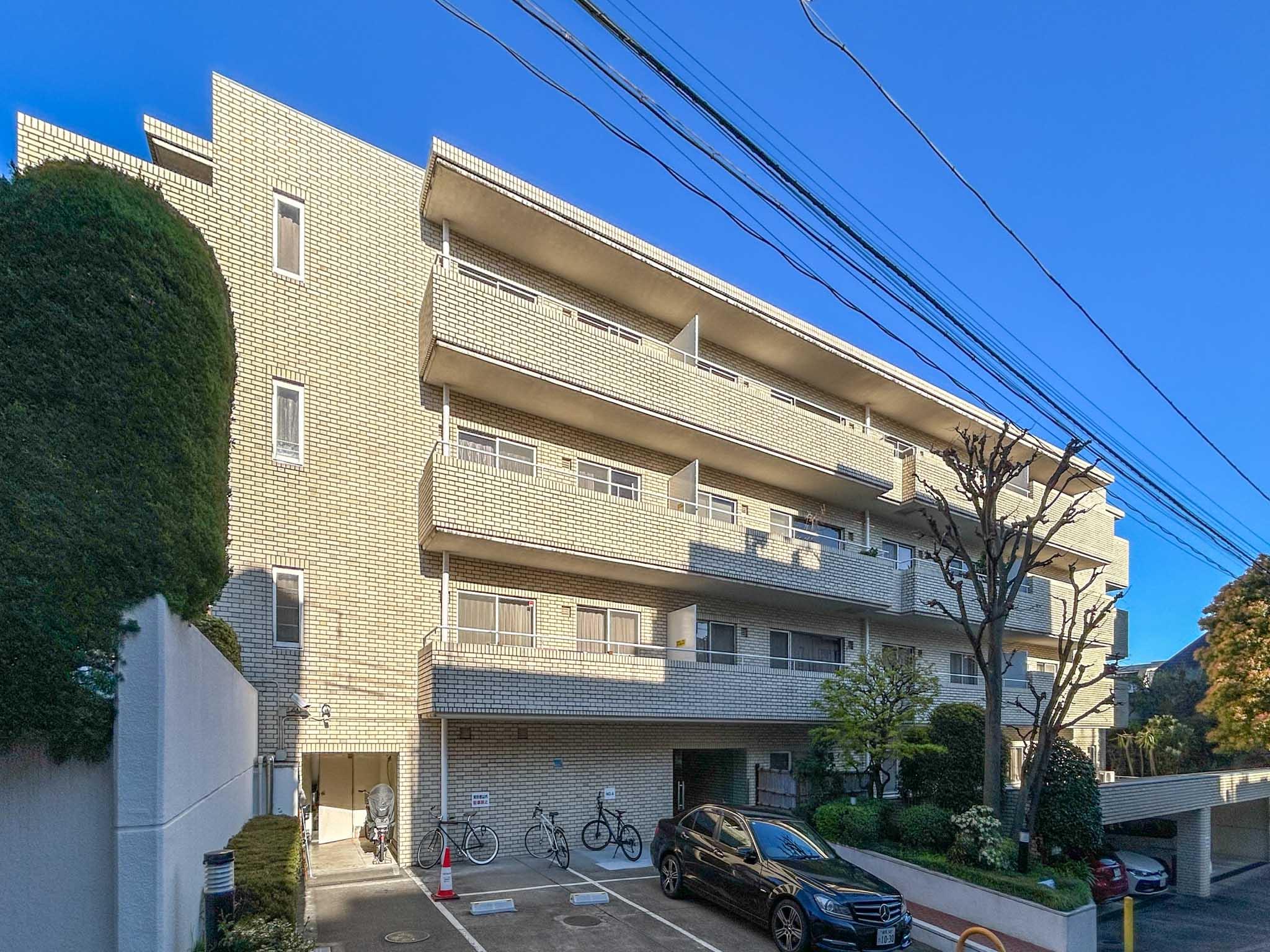 新宿区中落合の賃貸物件/傾斜地に立つ、低層レトロマンション