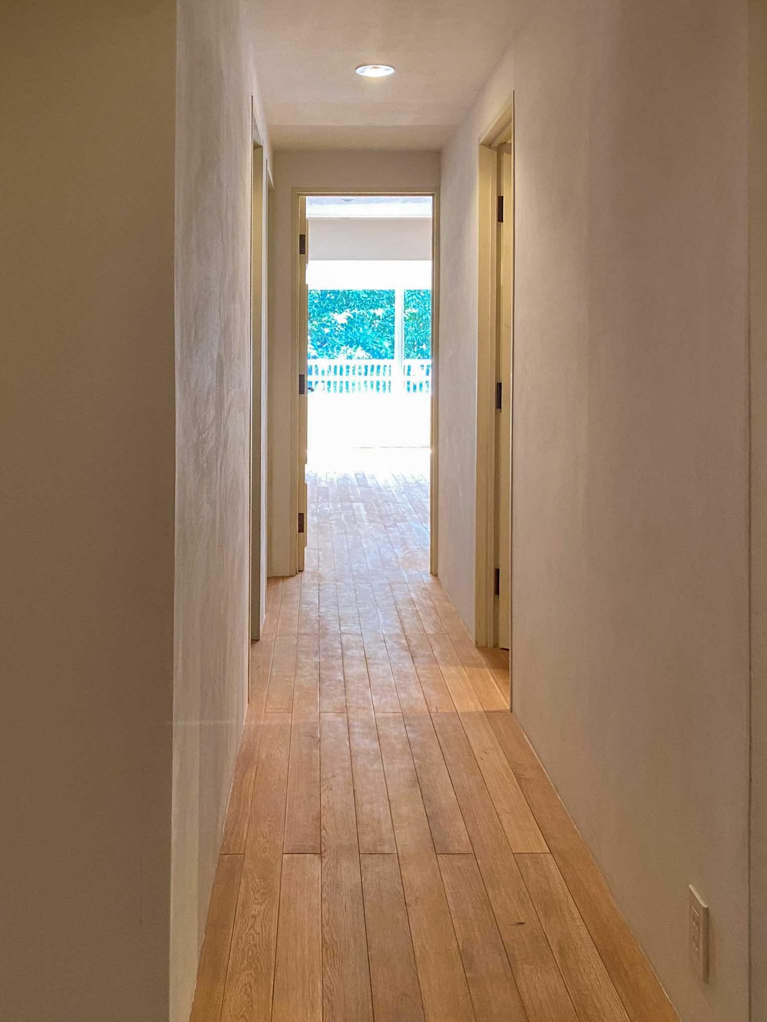 新宿区中落合の賃貸物件/玄関側からリビングの方をみる