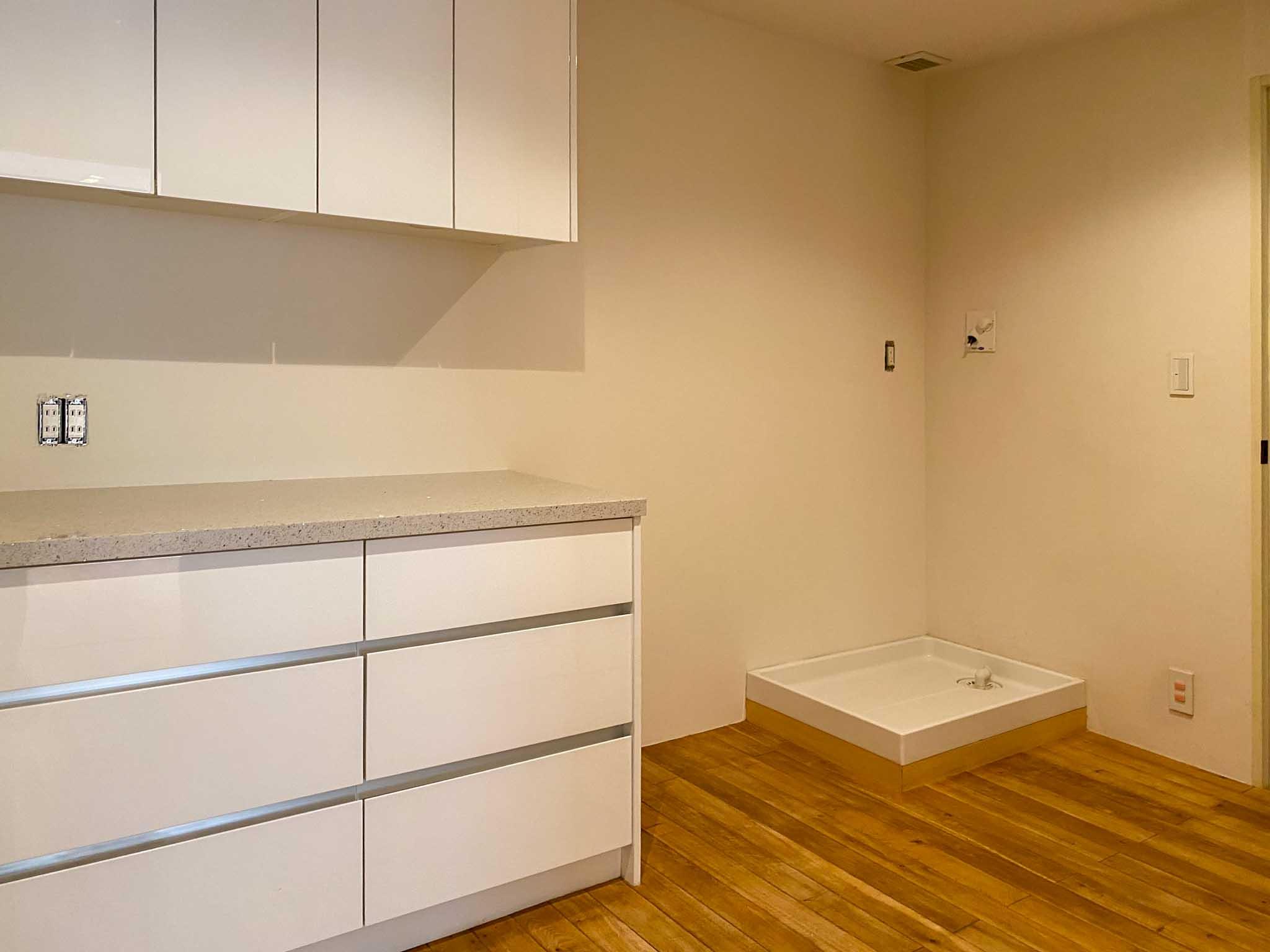 新宿区中落合の賃貸物件/作業台の隣に冷蔵庫。その隣に洗濯機置き場