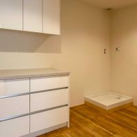 新宿区中落合の賃貸物件/作業台の隣に冷蔵庫。その隣に洗濯機置き場