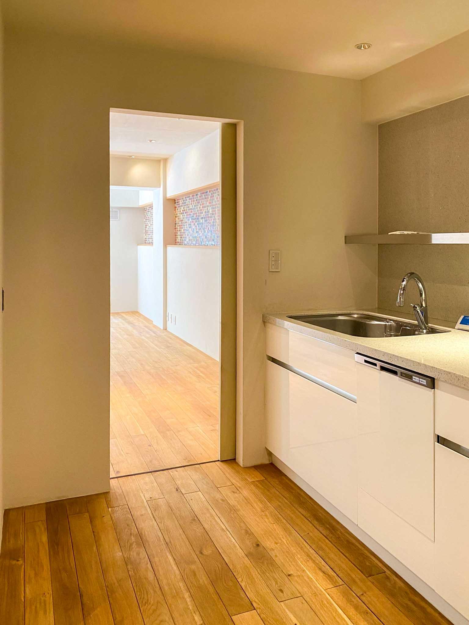 新宿区中落合の賃貸物件/扉を閉めればキッチンとリビングを分けられるつくり