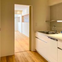 新宿区中落合の賃貸物件/扉を閉めればキッチンとリビングを分けられるつくり