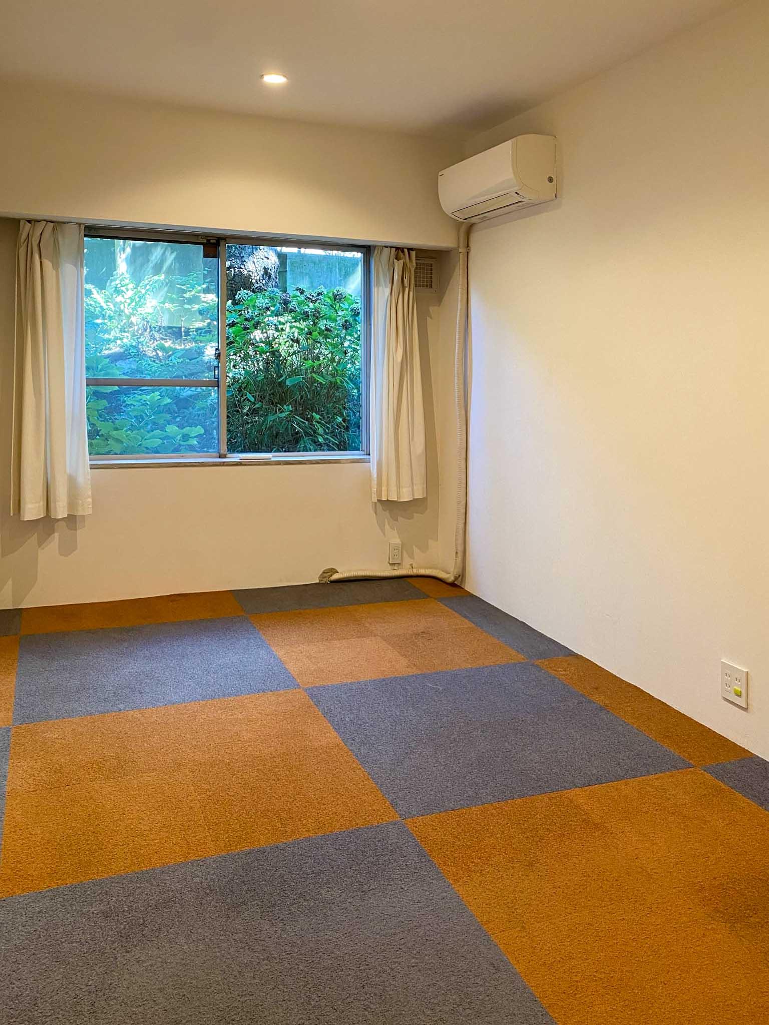 新宿区中落合の賃貸物件/room2。どの窓からも緑が見える