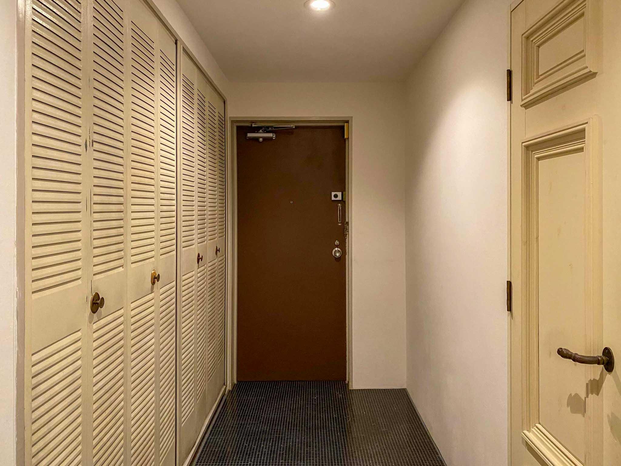 新宿区中落合の賃貸物件/玄関。広めにとられた、黒いモザイクタイル張りの土間スペース