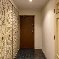 新宿区中落合の賃貸物件/玄関。広めにとられた、黒いモザイクタイル張りの土間スペース