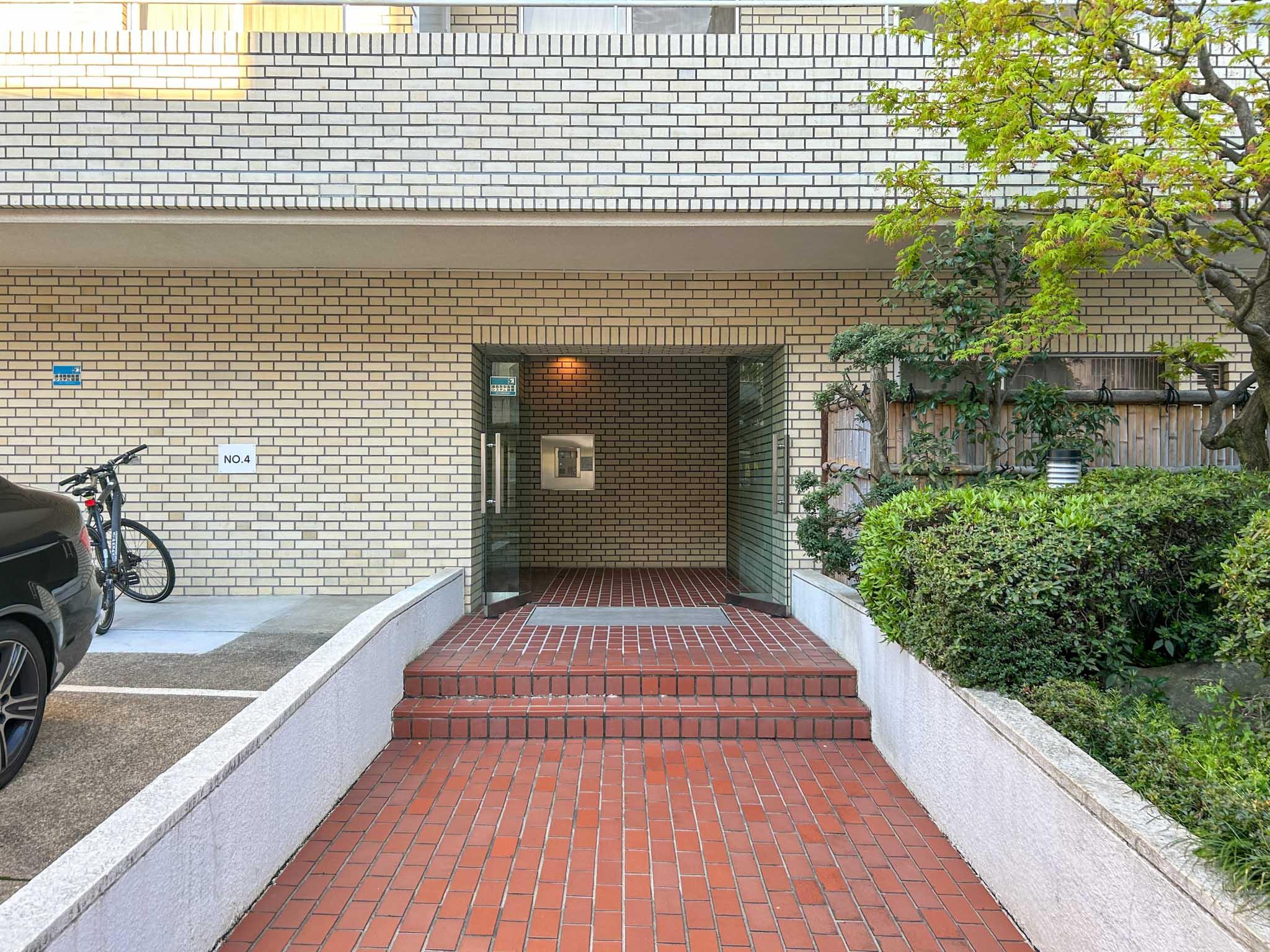 新宿区中落合の賃貸物件/エントランス。道路側からエントランス内が見えないつくり