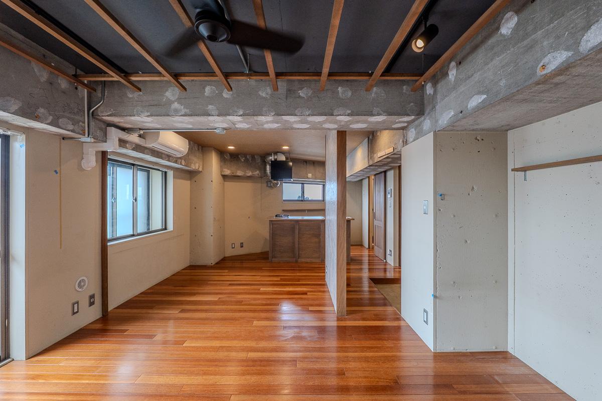 練馬区下石神井の賃貸物件/コンクリートの躯体に、木の角材が柔らかさを添える空間