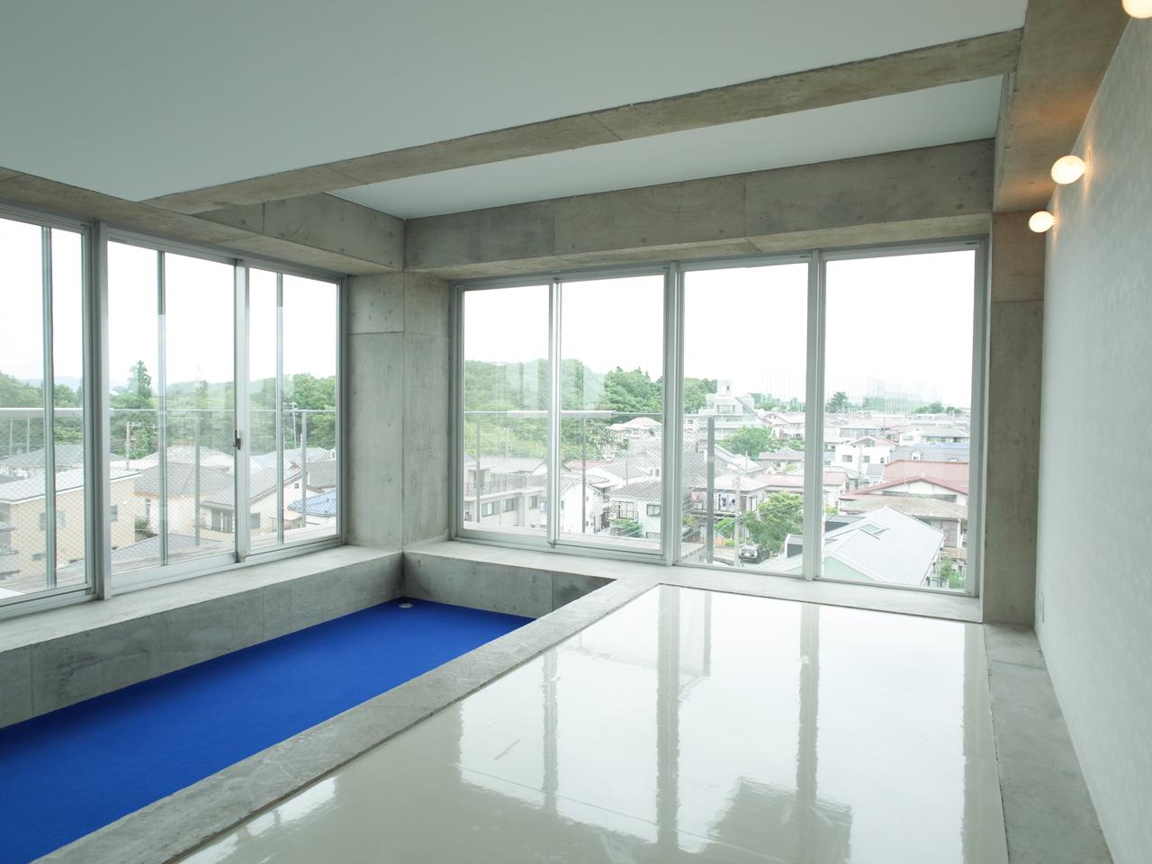 座間市相武台の賃貸物件/2面彩光で開放的な空間は室内の一部が下がっています、ここから外を見ると空が広い