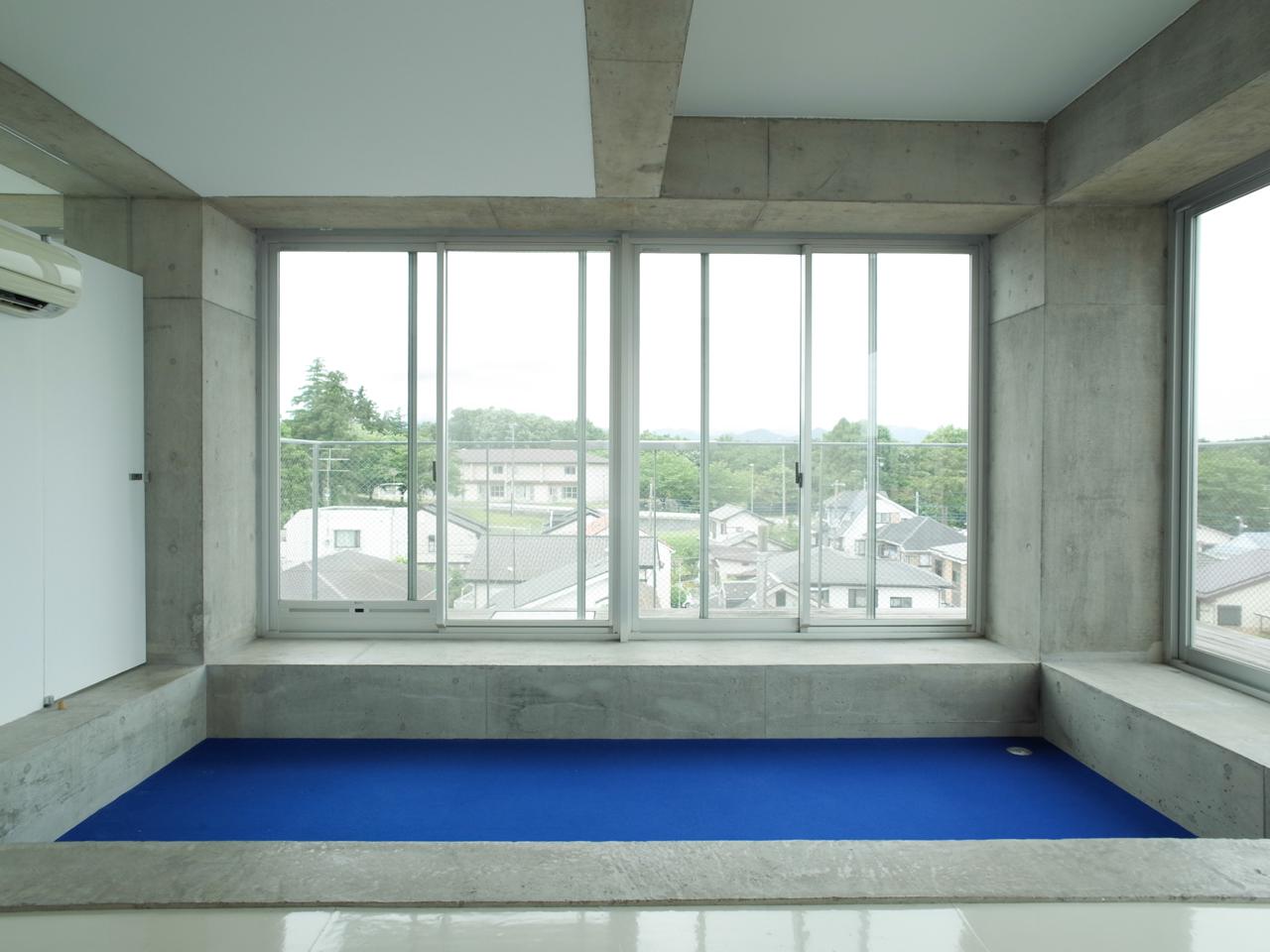 座間市相武台の賃貸物件/床レベルに差のあるリビングが特徴的なので、クッションを置いて椅子代わりにもなりそうです