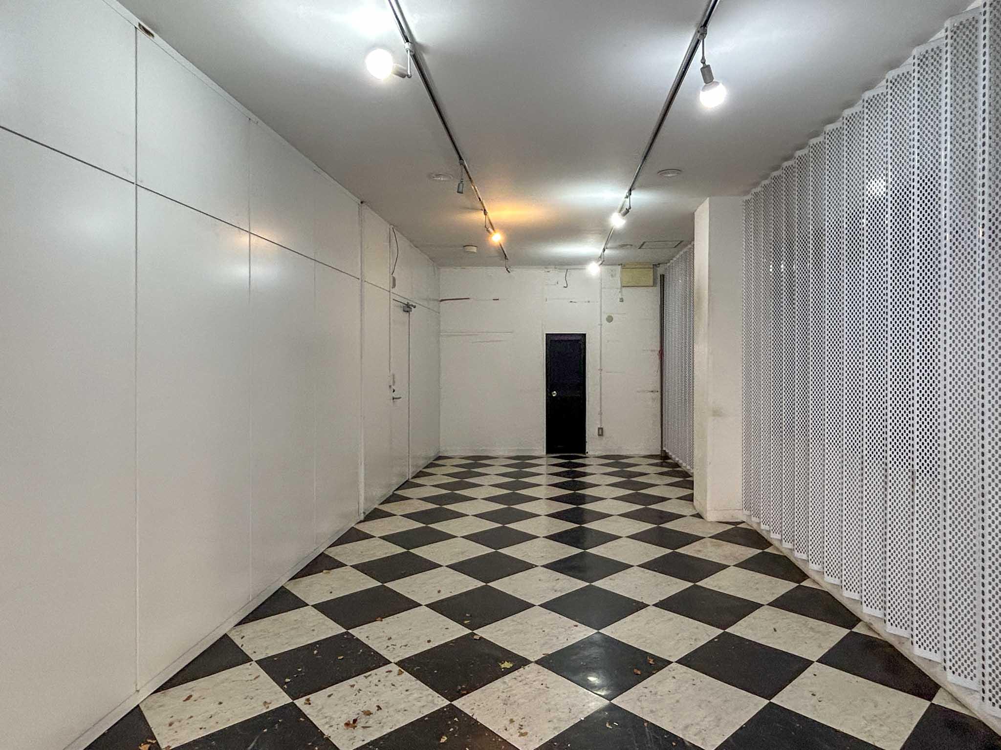 中央区日本橋小舟町の賃貸物件/1階：出入口側から部屋の奥をみる。穴が開いた波型鋼板が外壁側に設置されている