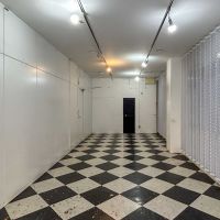 中央区日本橋小舟町の賃貸物件/1階：出入口側から部屋の奥をみる。穴が開いた波型鋼板が外壁側に設置されている