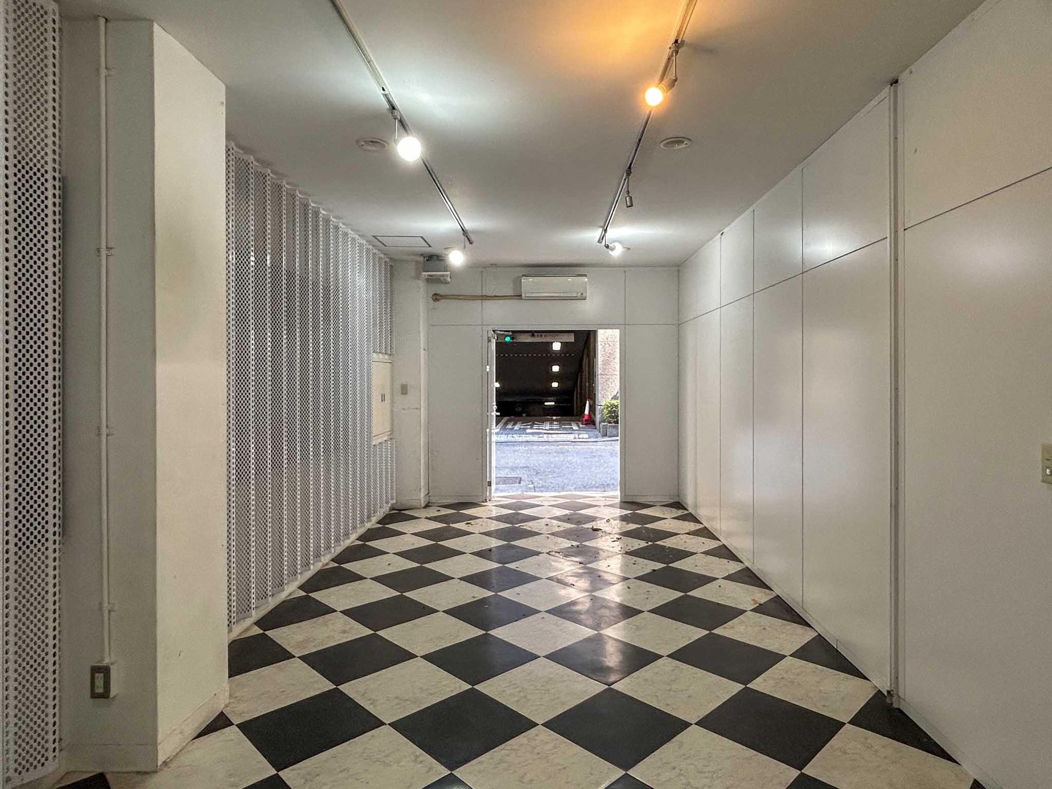 中央区日本橋小舟町の賃貸物件/1階：出入口側をみる。両開きのスチール扉を開けば、店舗やショールームのような使い方もできそう