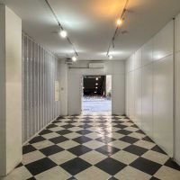 中央区日本橋小舟町の賃貸物件/1階：出入口側をみる。両開きのスチール扉を開けば、店舗やショールームのような使い方もできそう