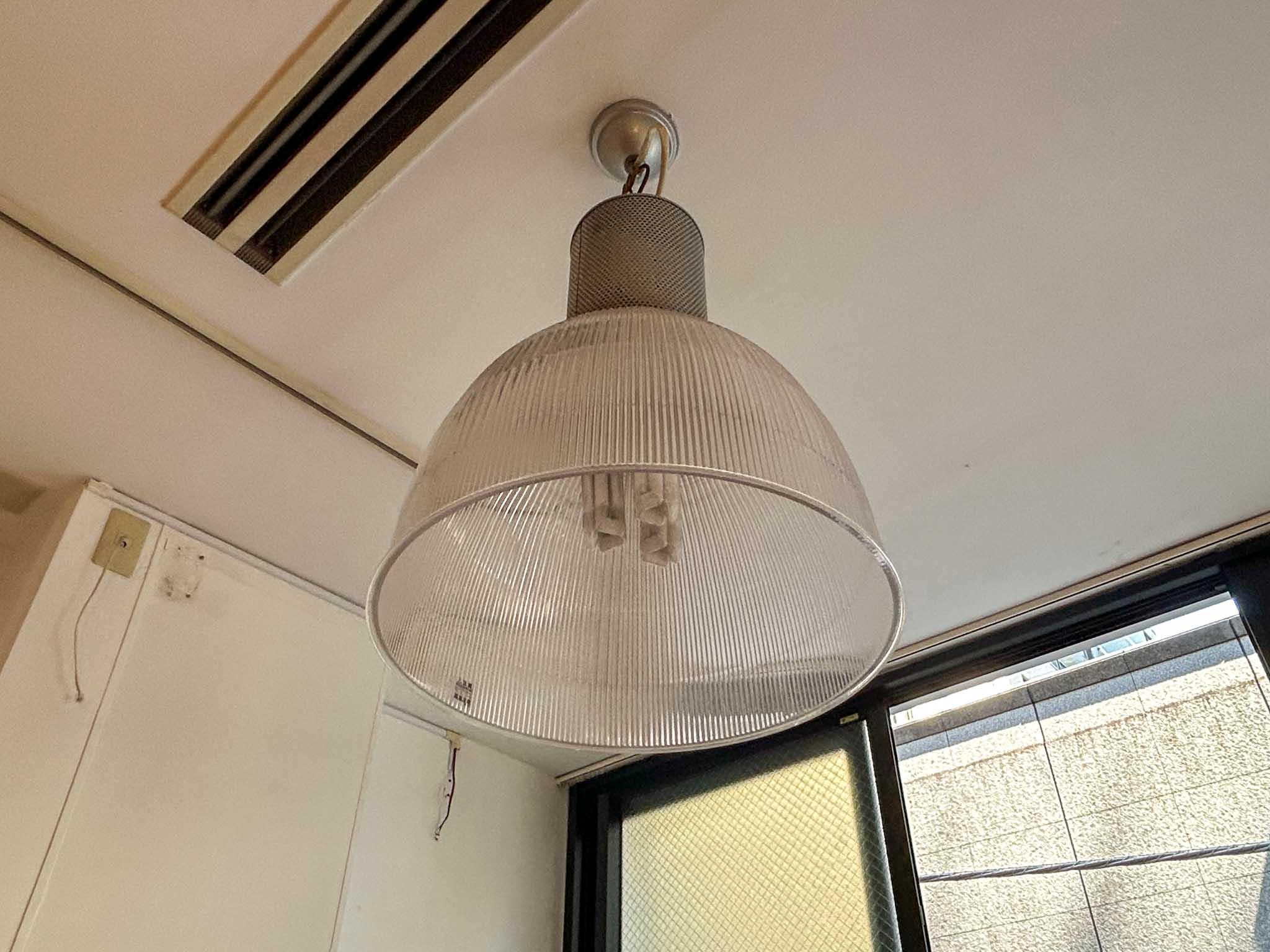 中央区日本橋小舟町の賃貸物件/2階：ガラスシェードの照明がいい感じ