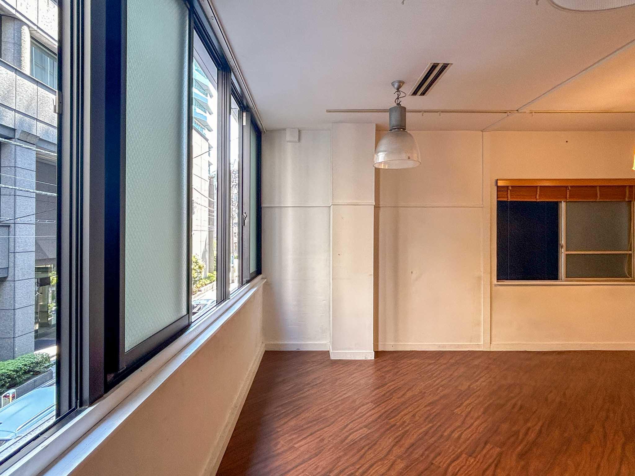 中央区日本橋小舟町の賃貸物件/2階：窓際。やわらかく光が入ります