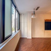 中央区日本橋小舟町の賃貸物件/2階：窓際。やわらかく光が入ります