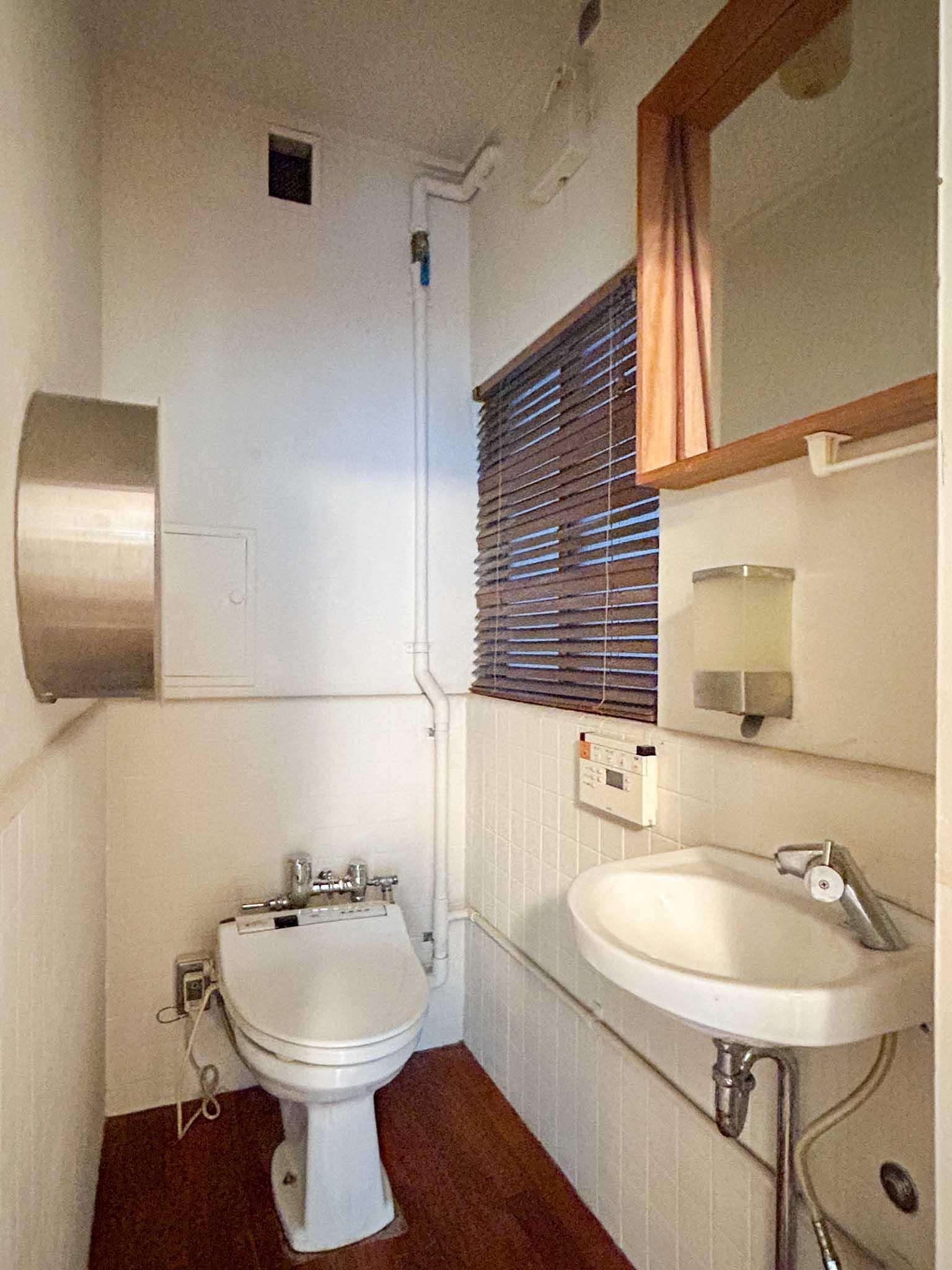 中央区日本橋小舟町の賃貸物件/2階：階段横にトイレ