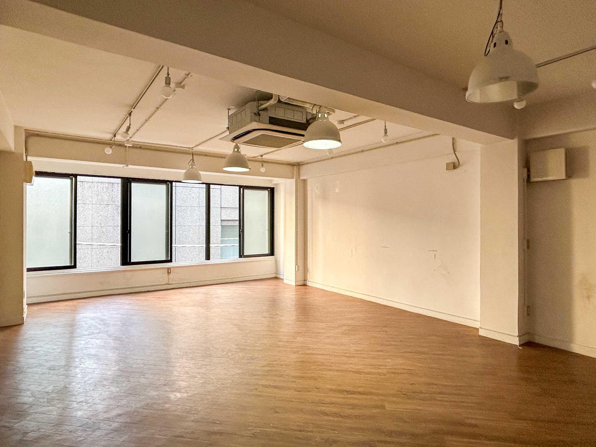 中央区日本橋小舟町の賃貸物件/3階：窓面が大きく、上階に上がるほど光が良く入ってきます