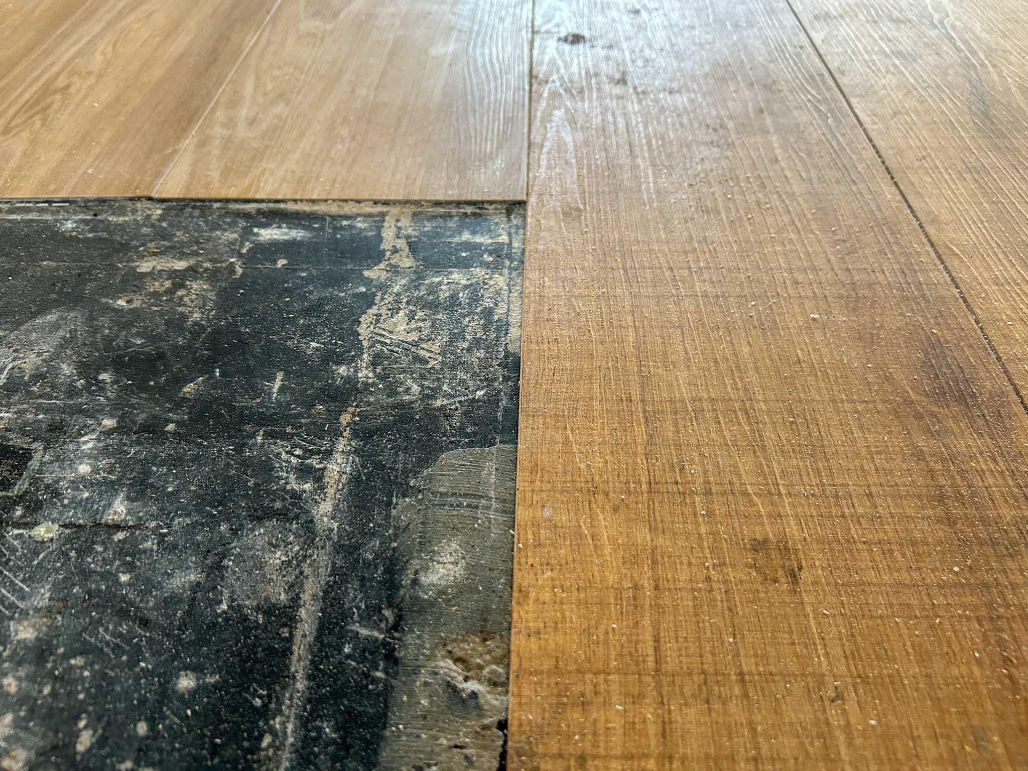 中央区日本橋小舟町の賃貸物件/コンクリートの下地にフロアタイル敷きの床。床材をはがして、ラフに使うのも良いかも