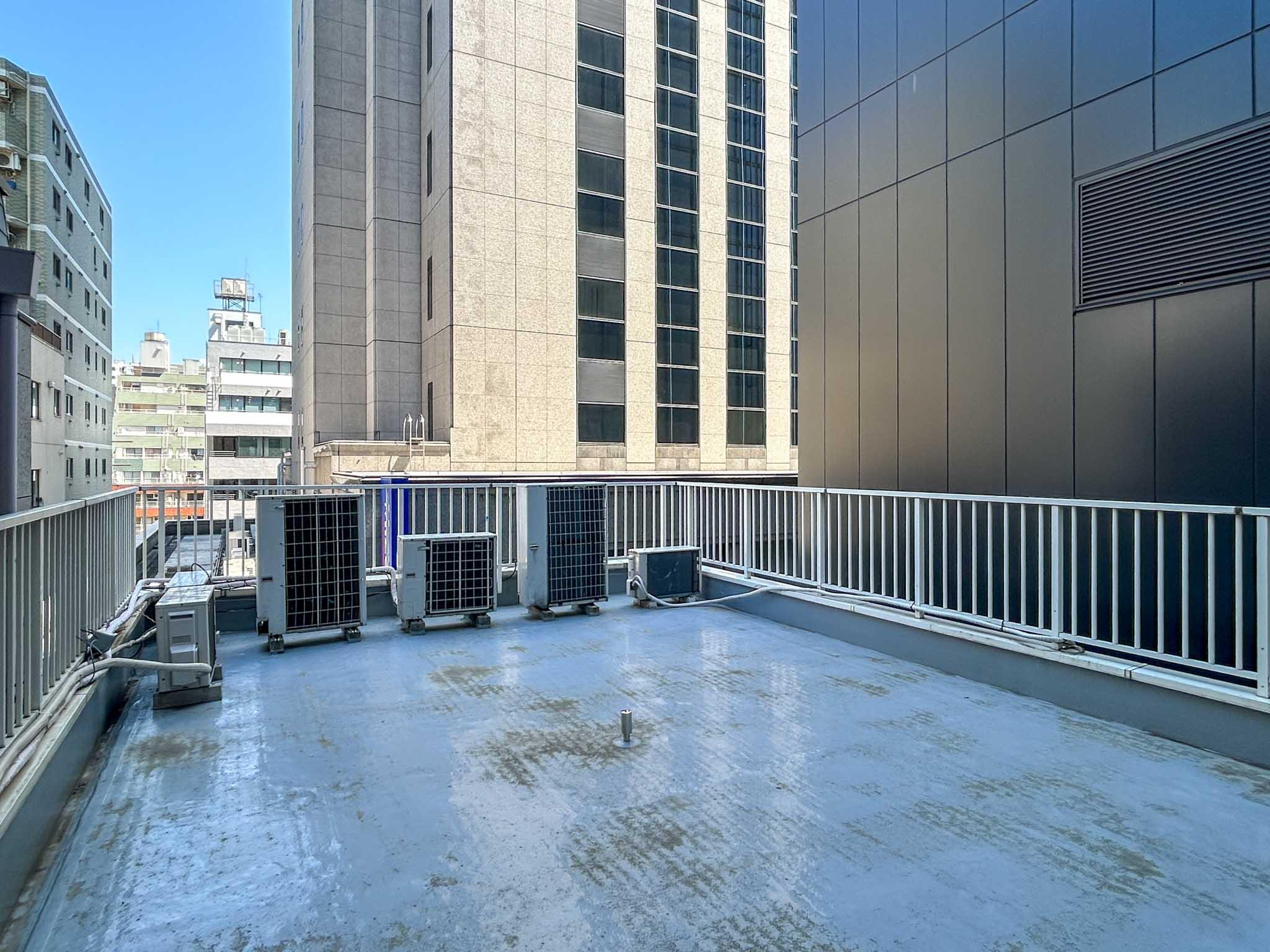 中央区日本橋小舟町の賃貸物件/屋上：ビルに囲まれているが、通行人の目を気にせずリラックスできる
