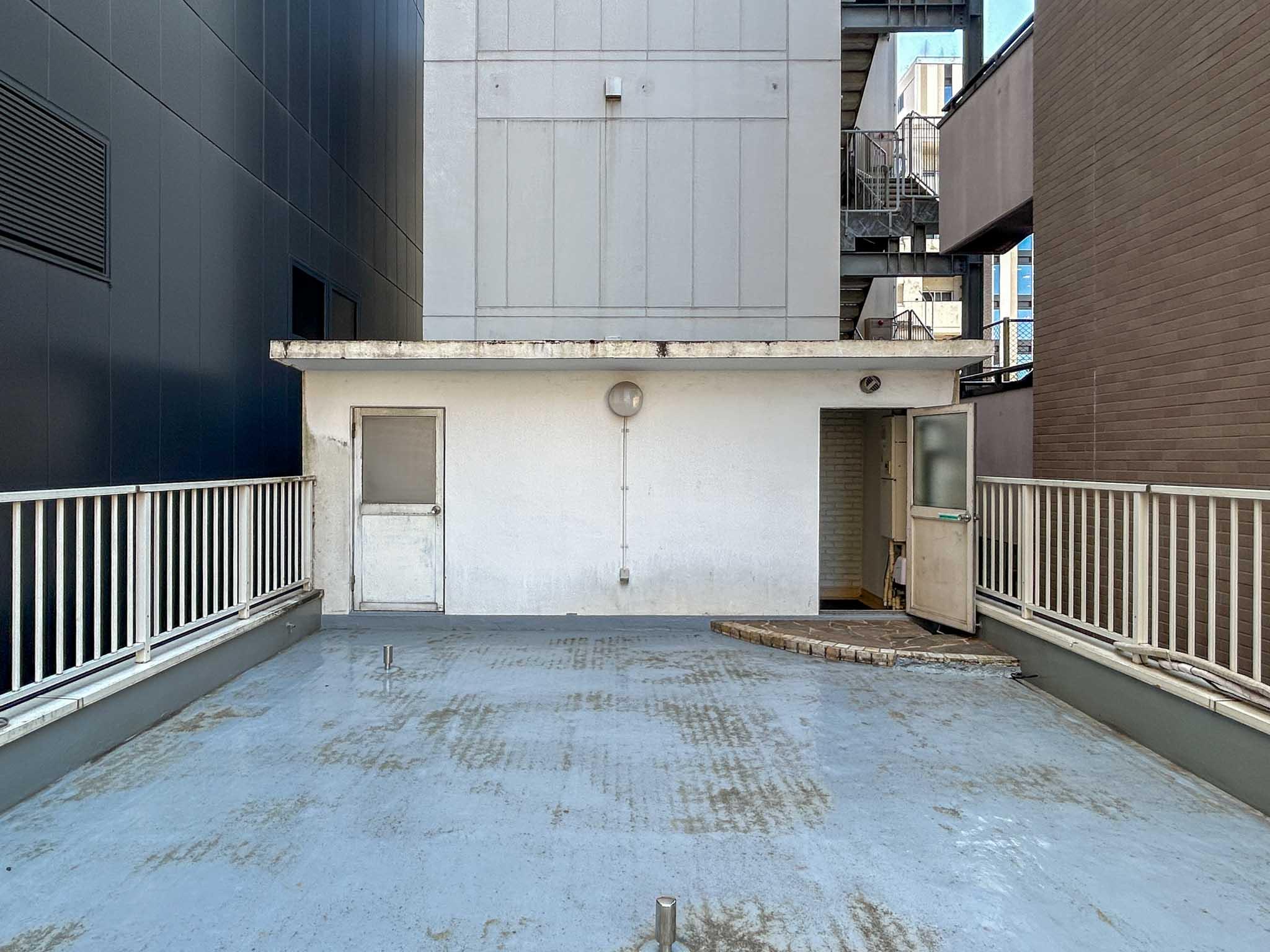 中央区日本橋小舟町の賃貸物件/屋上：階段側をみる