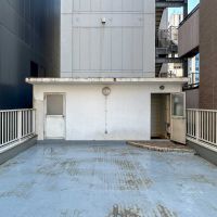 中央区日本橋小舟町の賃貸物件/屋上：階段側をみる