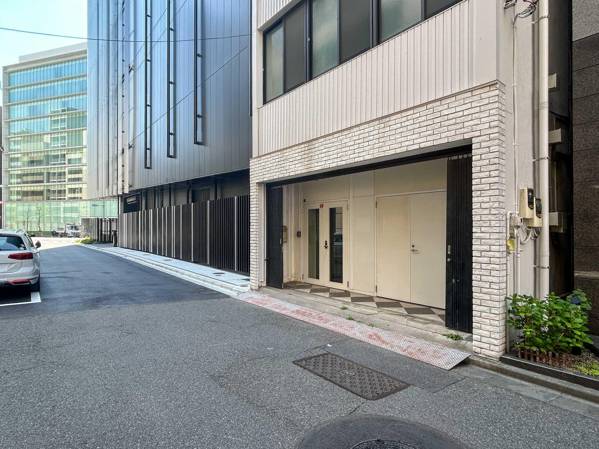 中央区日本橋小舟町の賃貸物件/前面道路。オフィス街で、人通りはほとんどありません