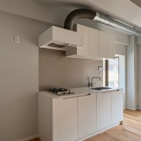 横浜市港北区菊名の賃貸物件/人工大理石の天板と手掛けのデザインが特徴的な収納力のあるキッチン。冷蔵庫置き場も、横にゴミ箱や収納などをまとめられるよう配置