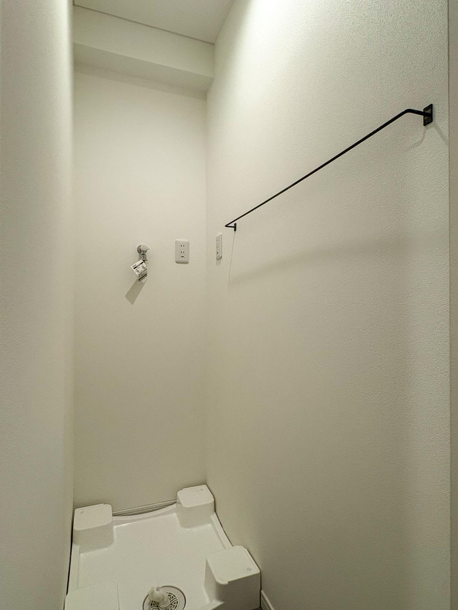 横浜市港北区菊名の賃貸物件/洗濯機置き場。ここも天井付近にバーが設置済みのため隠すことができる