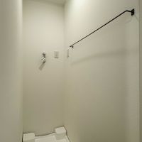 横浜市港北区菊名の賃貸物件/洗濯機置き場。ここも天井付近にバーが設置済みのため隠すことができる