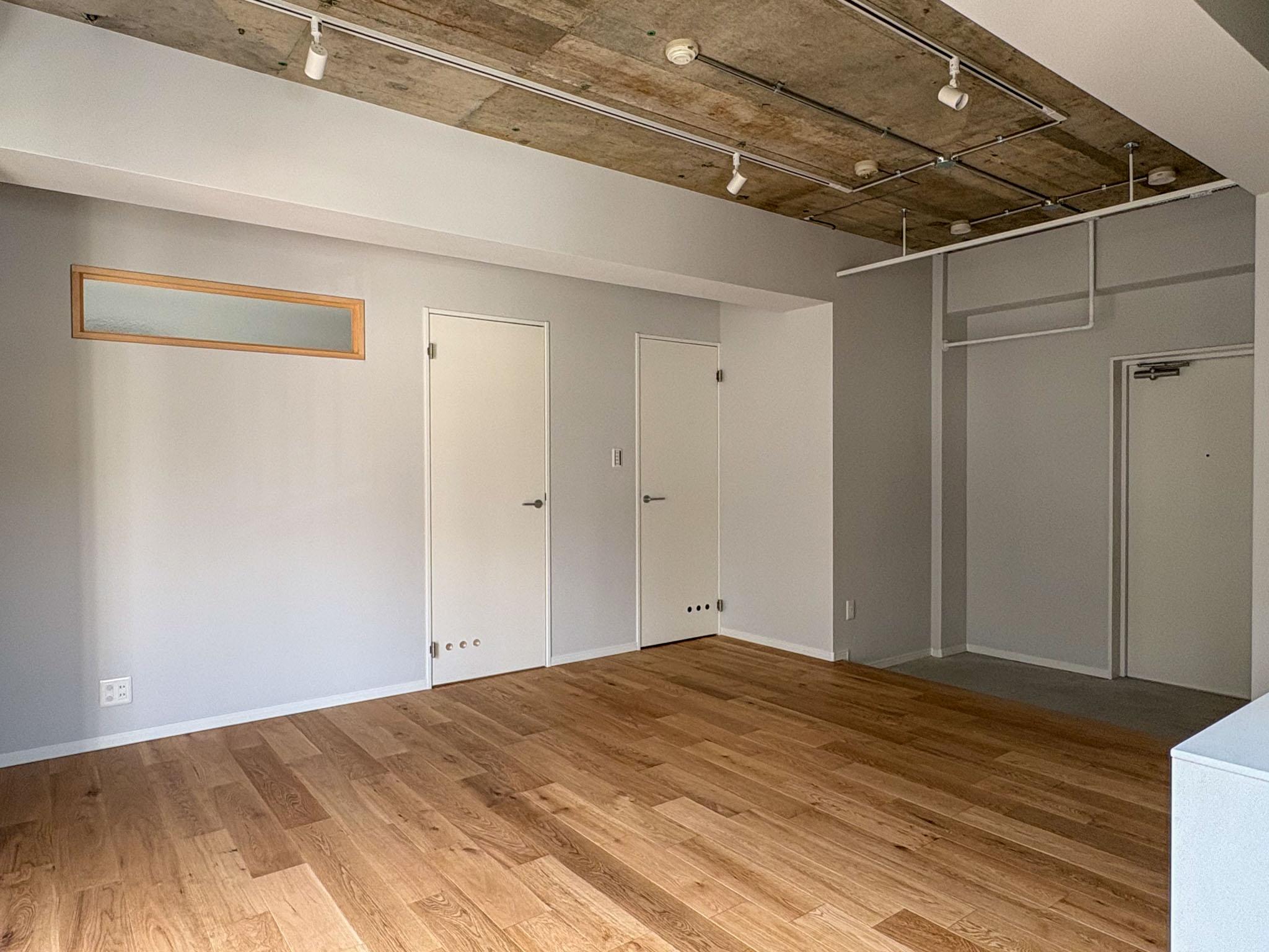 横浜市港北区菊名の賃貸物件/自由度の高い土間のある空間にデザイン。横長の室内窓が、LDKと洋室の様子をそっとつなぐ