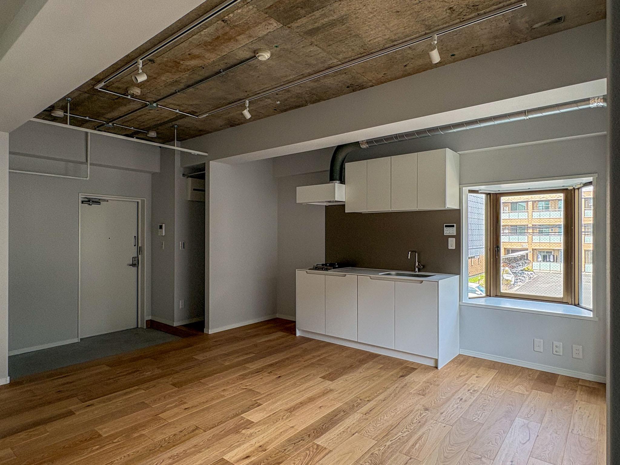 横浜市港北区菊名の賃貸物件/二面採光で、光と風が通り抜けるLDK。天井高はリビングが約2.6mで土間部分が2.7mほど