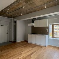 横浜市港北区菊名の賃貸物件/二面採光で、光と風が通り抜けるLDK。天井高はリビングが約2.6mで土間部分が2.7mほど