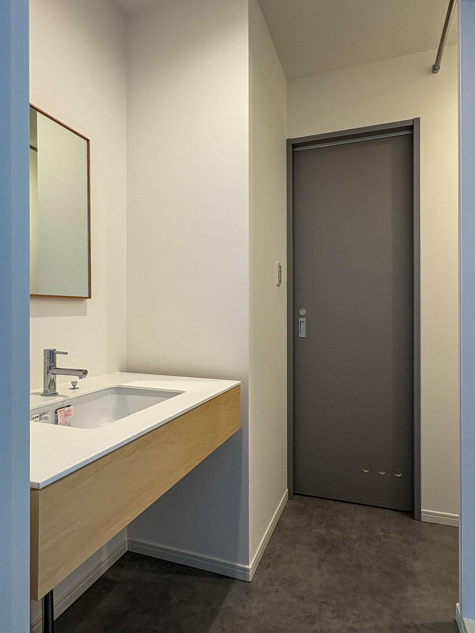 横浜市港北区菊名の賃貸物件/サニタリー。洗面台は浮いているように設置された壁付けタイプ。足元のスペースが空き、空間が広く見える