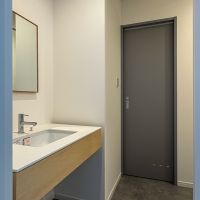 横浜市港北区菊名の賃貸物件/サニタリー。洗面台は浮いているように設置された壁付けタイプ。足元のスペースが空き、空間が広く見える