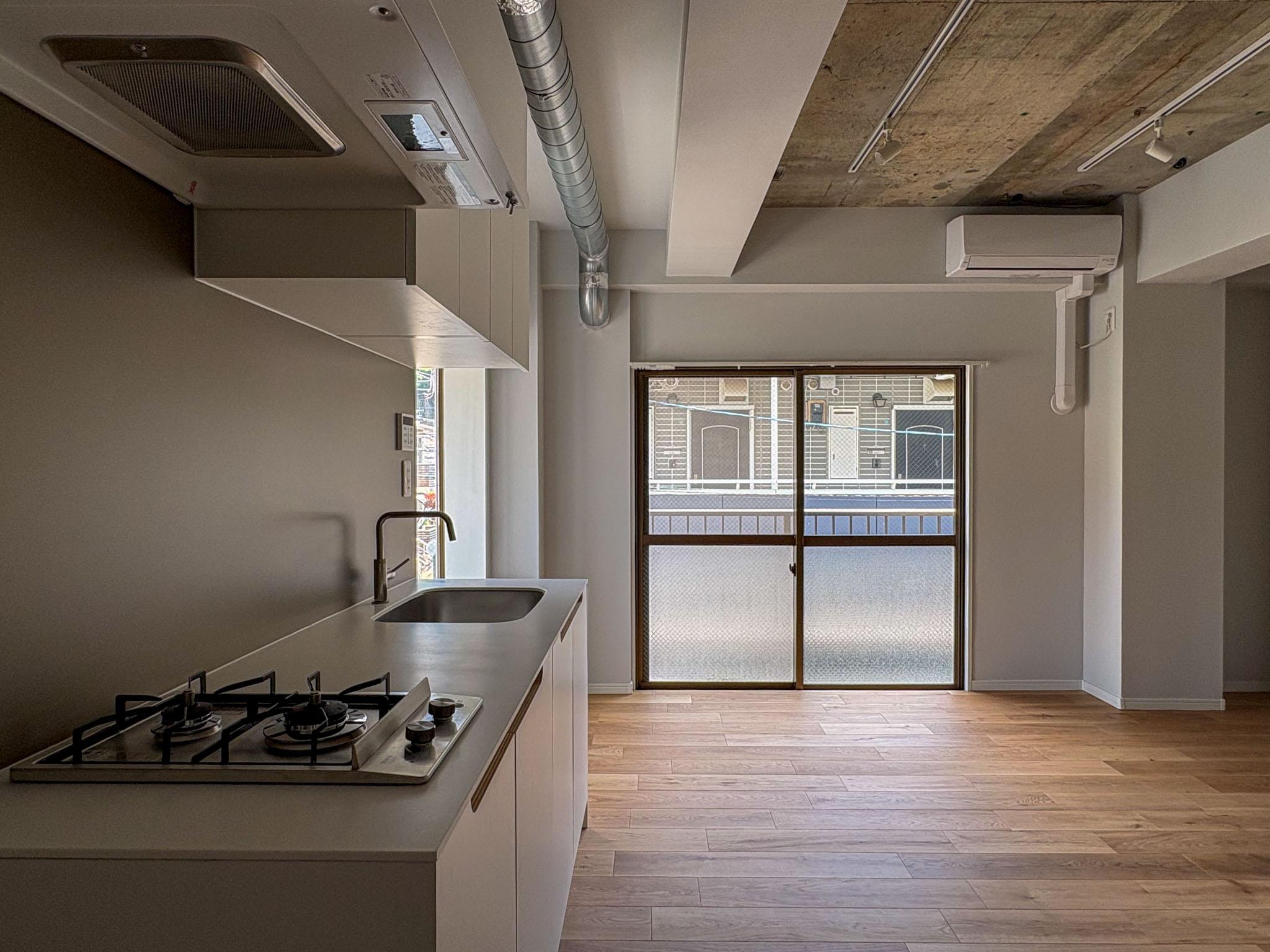 横浜市港北区菊名の賃貸物件/出窓から光が差し込む、明るいキッチンまわり